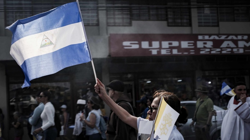 mujer sostiene bandera nicaragua