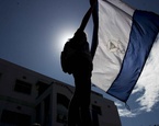 joven sostiene bandera nicaragüense