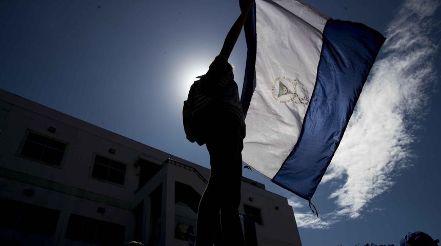 joven sostiene bandera nicaragüense