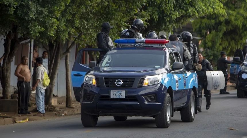 policía nacional dispersando manifestantes nicaragua