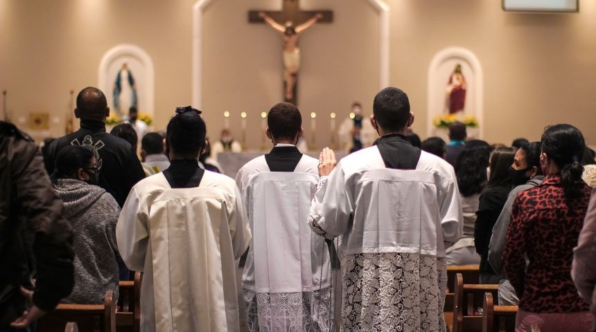 sacerdotes misa iglesia catolica