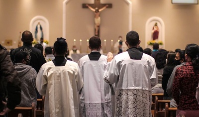 sacerdotes misa iglesia catolica