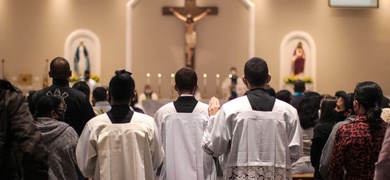 sacerdotes misa iglesia catolica