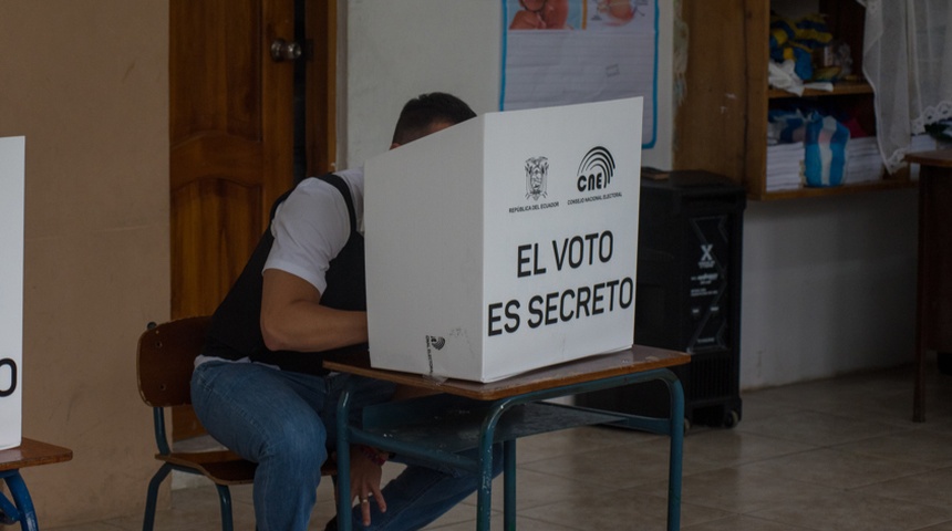 daniel noboa ejerciendo voto elecciones