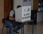 daniel noboa ejerciendo voto elecciones