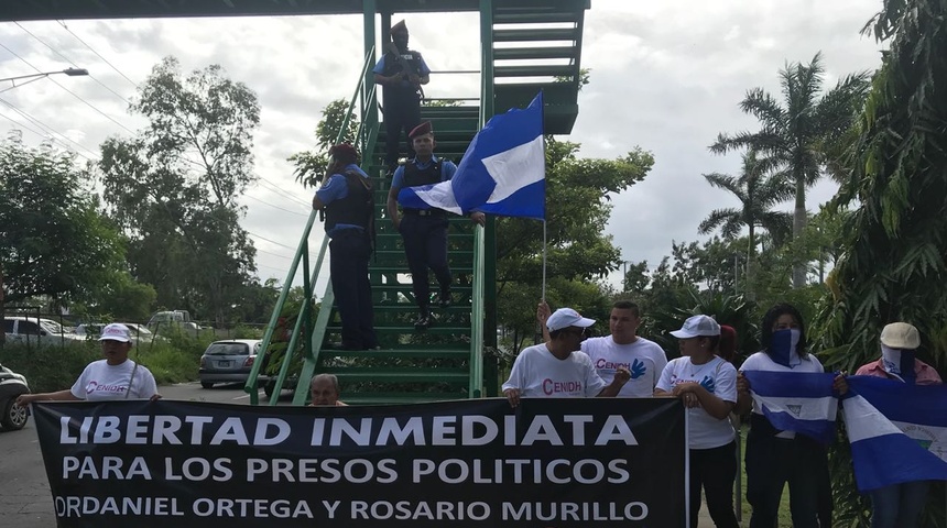 Autoconvocados realizan plantón frente a juzgados exigiendo liberación de presos políticos