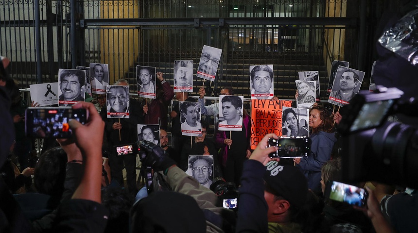 Decenas de periodistas exigen justicia por asesinatos y violencias contra gremio en México