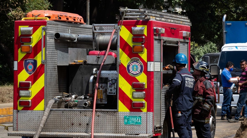 Cuerpos de bomberos de Venezuela padecen crisis de servicios, según una ONG