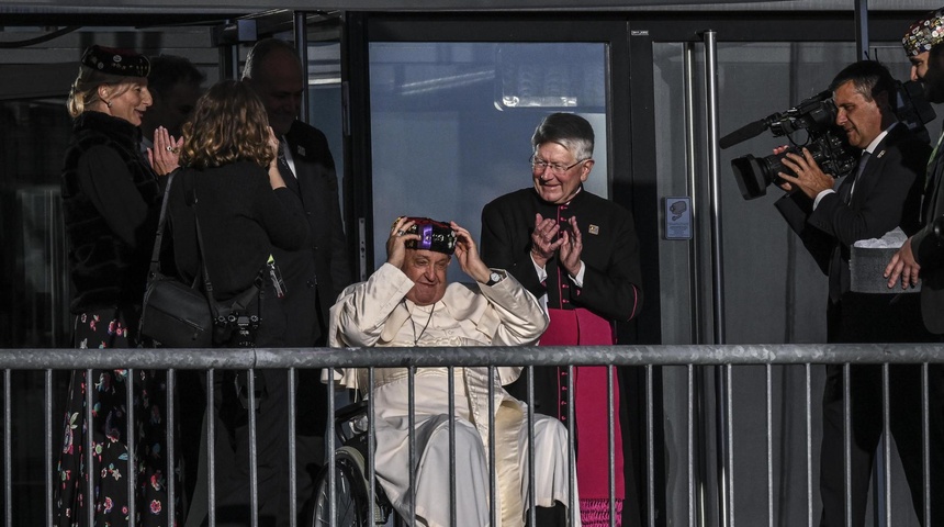 El papa encadena polémicas en Bélgica con sus palabras sobre las mujeres y el aborto