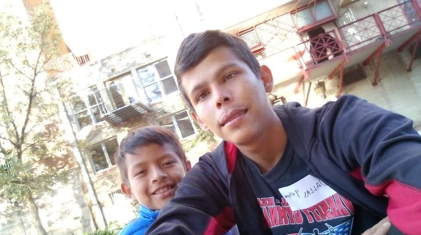 Migrante nicaragüense escapó de la muerte en México, porta grillete electrónico en EEUU