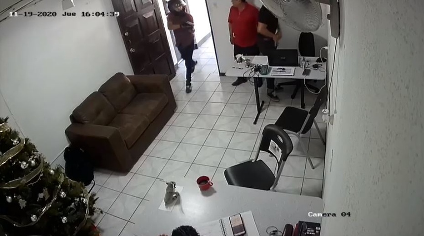 Asalto armado en tienda de teléfonos en Managua