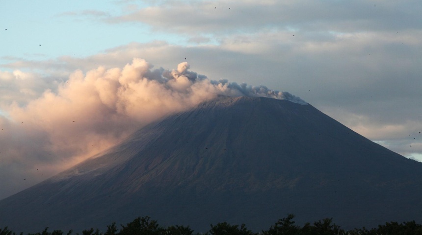 Volcán San Cristóbal, el más alto de Nicaragua registra una "pequeña erupción"