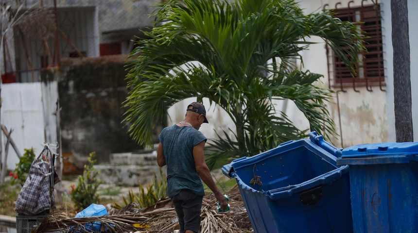 Los 'buzos' de La Habana: sumergirse en la basura para subsistir la crisis en Cuba