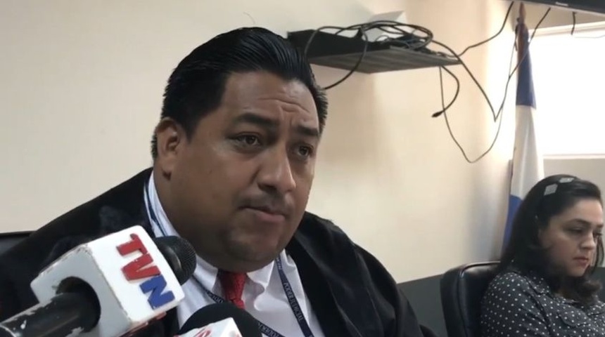 Juez Abelardo Alvir Ramos sacado de la oficina por la policía en complejo judicial Managua