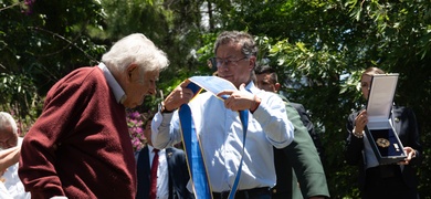 gustavo petro condecora jose mujica uruguay