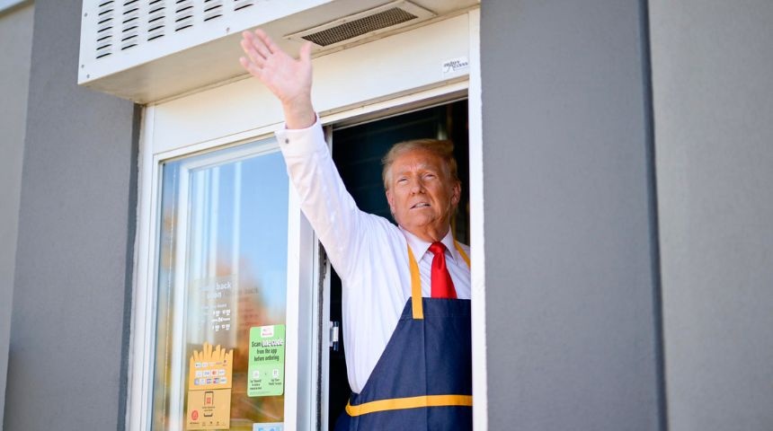 Trump cocina papas fritas en un McDonald's y afirma que Harris nunca trabajó en uno