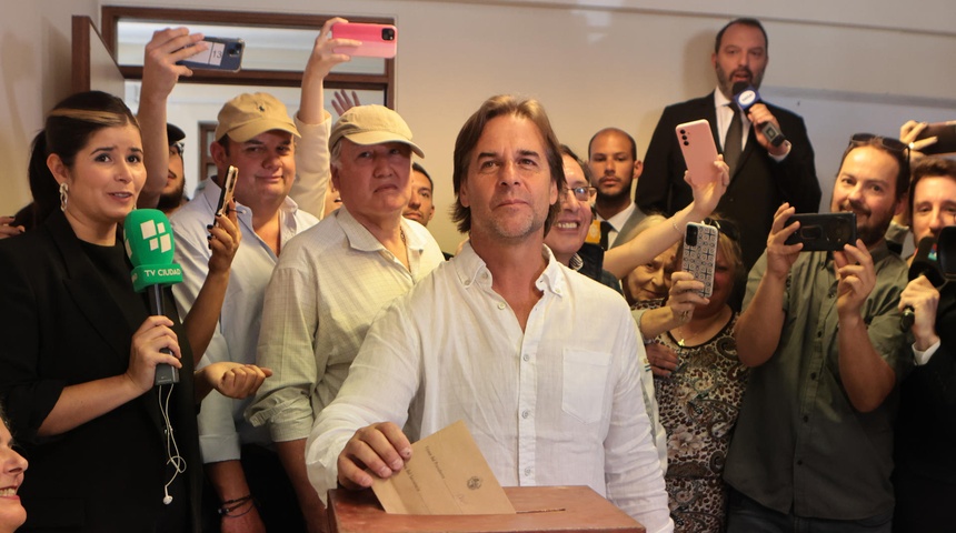 Lacalle Pou vota y aspira a una transición "bien ordenada" con el candidato electo