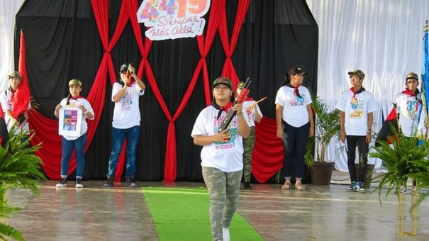 jovenes en pasarela sandinista