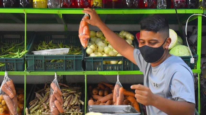 Comerciantes reportan bajas ventas de mascarillas, pese a alerta por la Covid-19