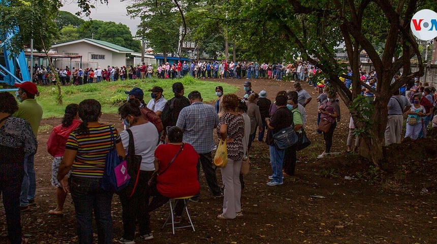 Angustia: larguísimas filas en Nicaragua para vacunarse contra la covid-19