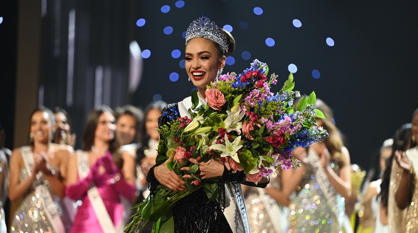 Miss Estados Unidos es coronada reina de la belleza universal