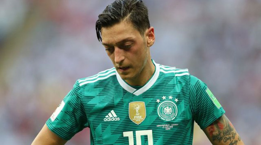 Mesut Özil se retira de la selección alemana por racismo