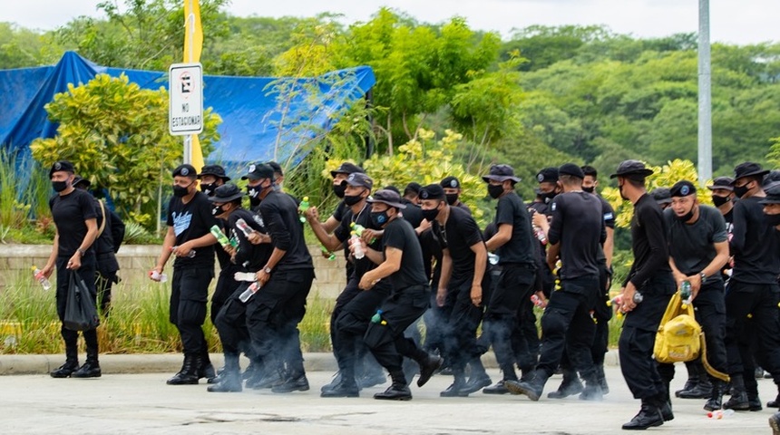 Policías con AK y manifestantes con botellas de agua, el entrenamiento militar que reciben oficiales en Nicaragua