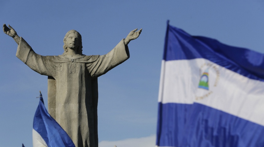 Sacerdotes entre las balas de la represión en Nicaragua