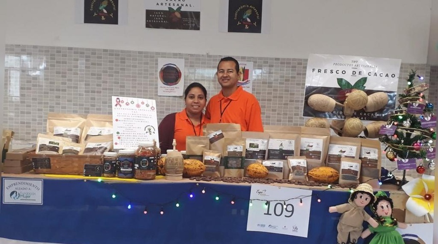 Cacao en polvo, el emprendimiento de un matrimonio exiliado en Costa Rica