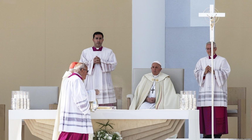 Una multitud acompaña a Francisco en su misa de despedida en Lisboa