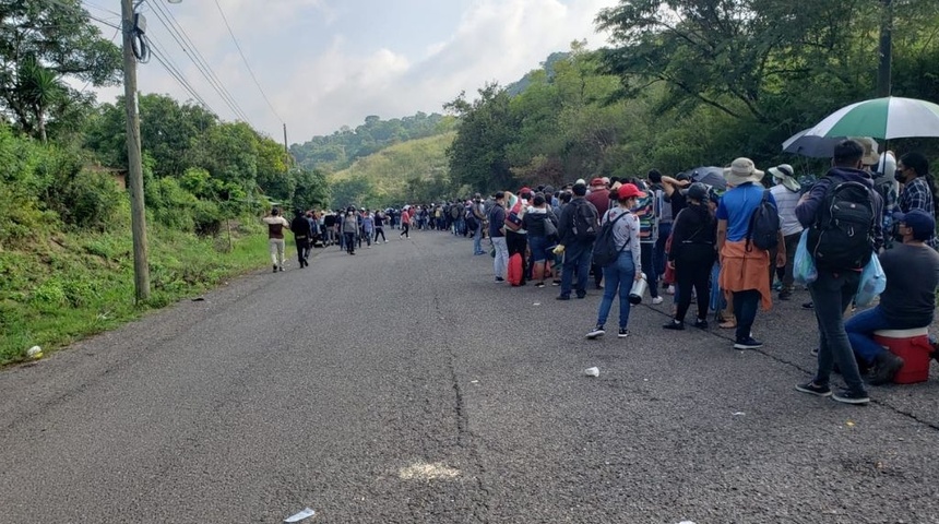 Miles de nicaragüenses hacen fila en frontera de El Espino para vacunarse contra la Covid-19 en Honduras