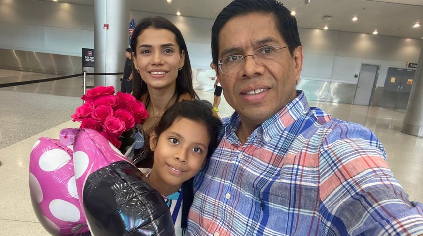 Miguel Mendoza se reencuentra con su esposa e hija en Estados Unidos