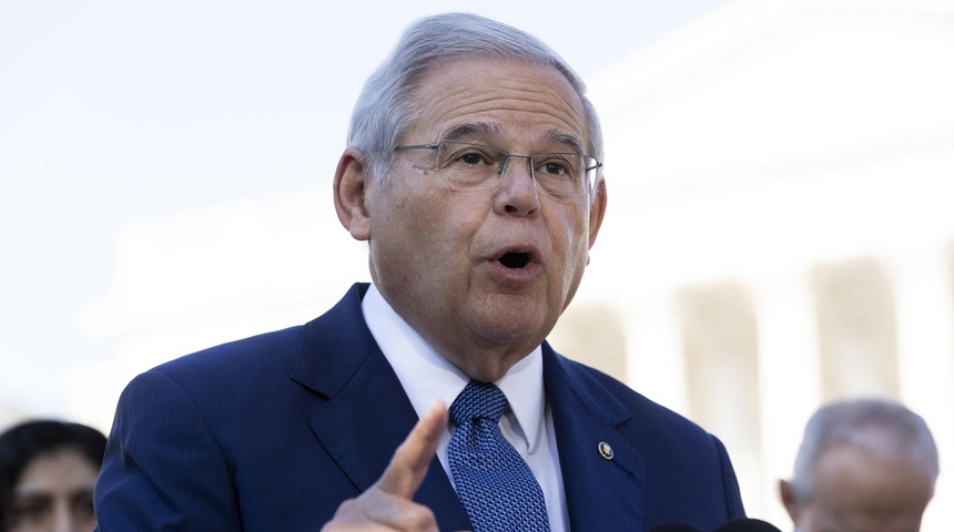 Senador Menéndez recibe un premio del exilio cubano y las llaves de Miami