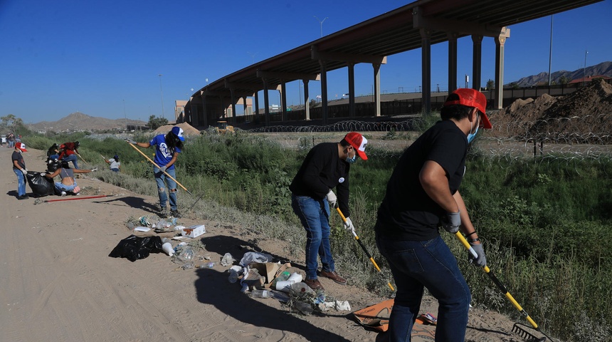 Asociaciones binacionales limpian el fronterizo Río Bravo entre México y EEUU