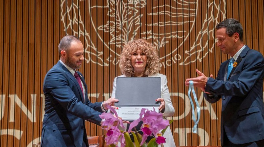 La poeta nicaragüense exiliada Gioconda Belli recibe doctorado honoris causa en Costa Rica