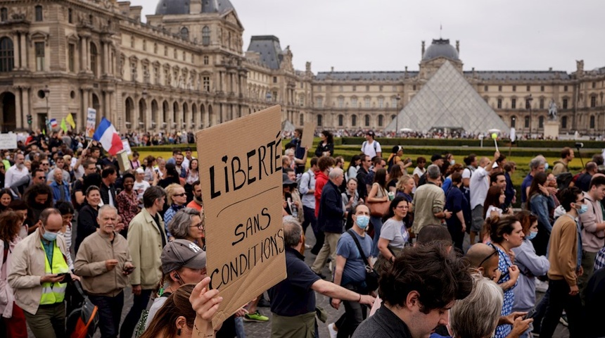 Más de 110.000 manifestantes en Francia contra la "dictadura sanitaria"