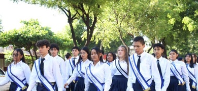 mined prohibe desfilar a estudiantes colegio catolico