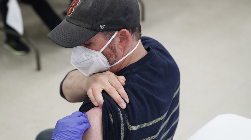 EEUU urge a ponerse el refuerzo de la vacuna covid ante el aumento de las hospitalizaciones