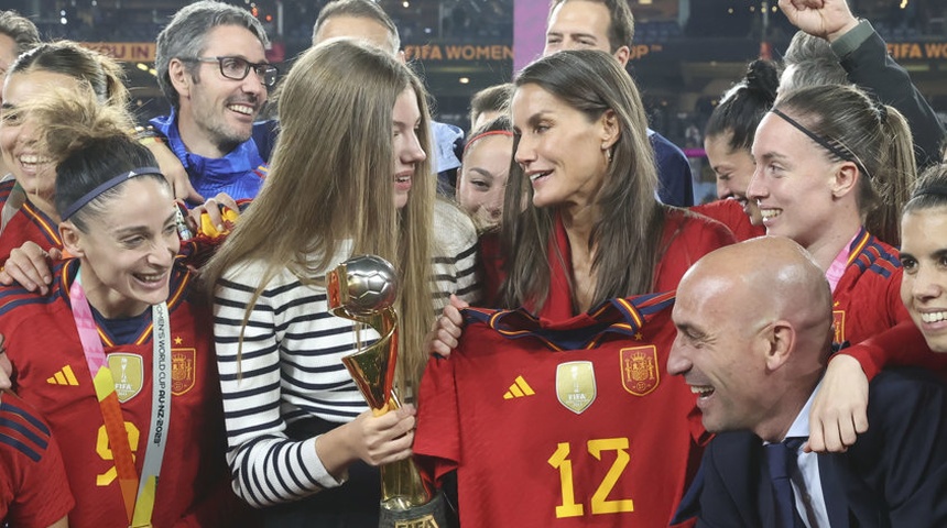 El beso del presidente de la federación a una jugadora genera polémica más allá de España