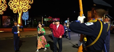 daniel ortega rosario murillo caminando