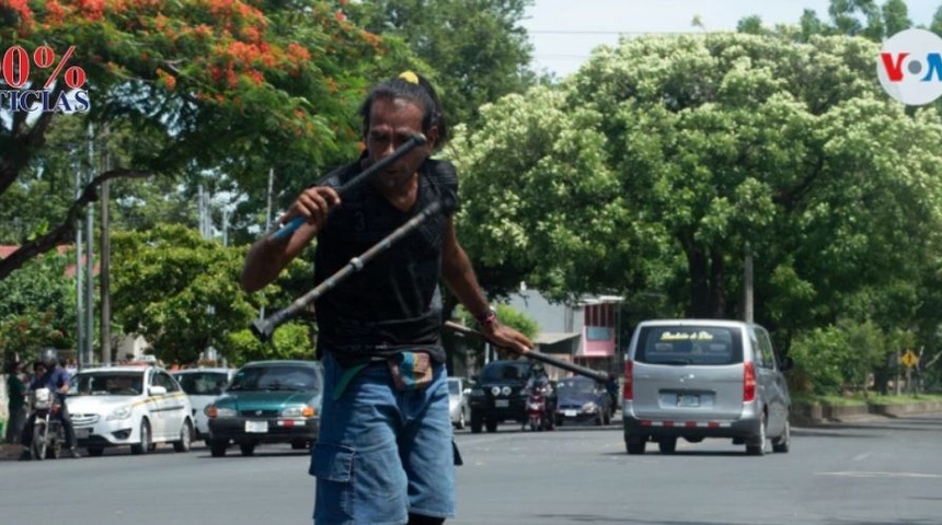 Crisis del desempleo en Nicaragua se ve reflejada en los semáforos