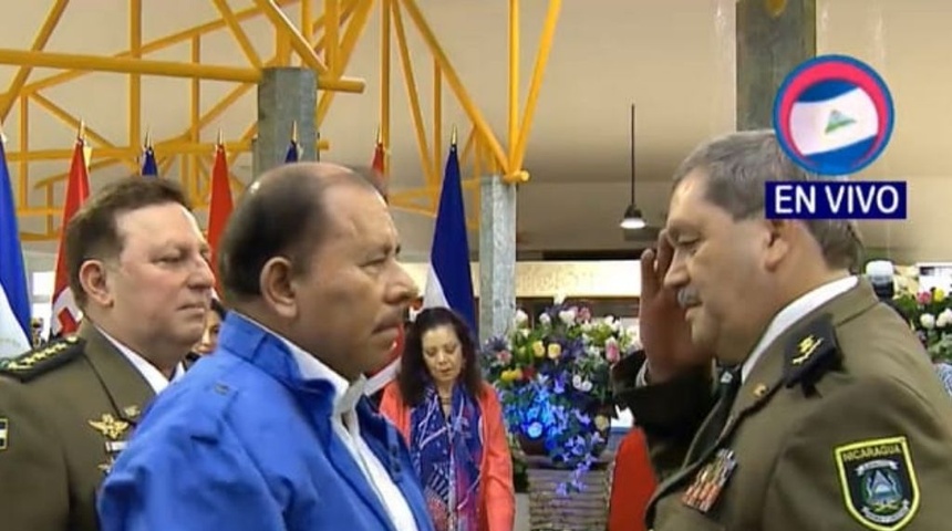 Daniel Ortega nombra como asesora a la esposa del número dos del Ejército de Nicaragua