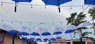 calles rivas decoradas azul blanco