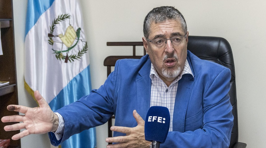 Bernardo Arévalo, candidato a la presidencia de Guatemala, afirma que su avance "despertó el temor de los corruptos"