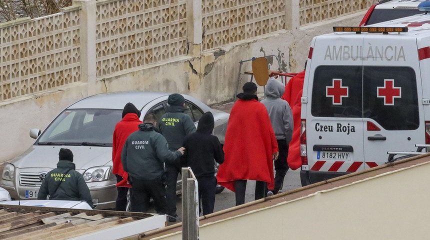 Medio centenar de inmigrantes entran a nado a España por la ciudad de Ceuta