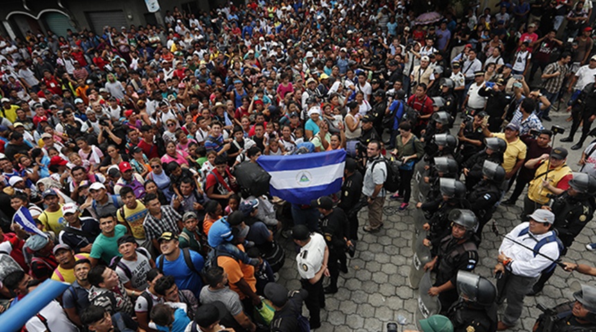 Bandera de Nicaragua en la caravana de migrantes hondureños que se dirige hacia EEUU