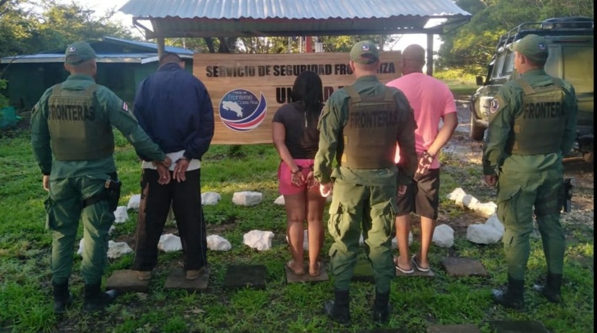 Policía en Costa Rica detiene a tres presuntos traficantes de migrantes nicaragüenses