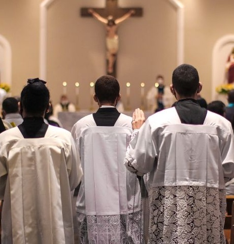 sacerdotes misa iglesia catolica