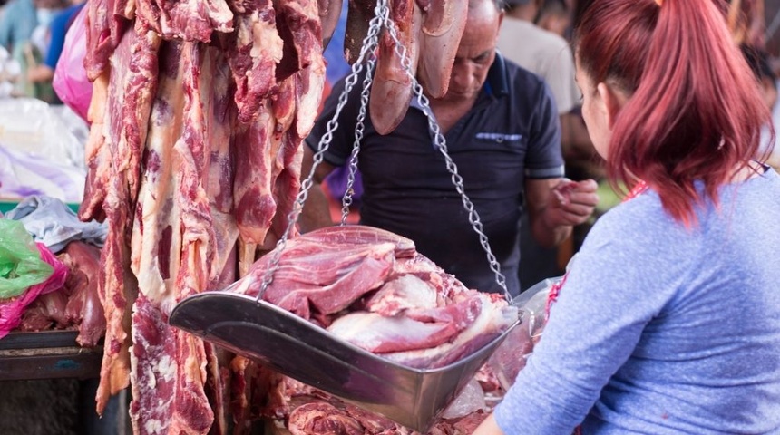 Carne de res sube hasta 10 córdobas, mientras que el pollo baja 3 córdobas por libra en mercados de Managua