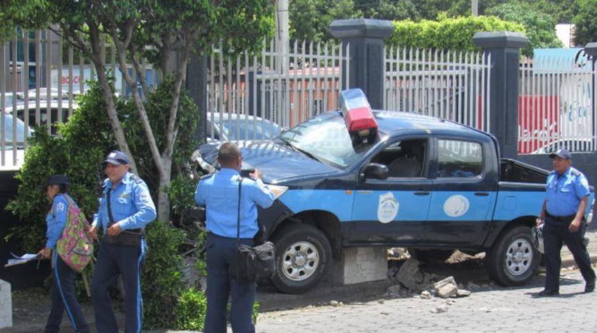 Patrulla policial embiste a mujer en parada de bus en Managua